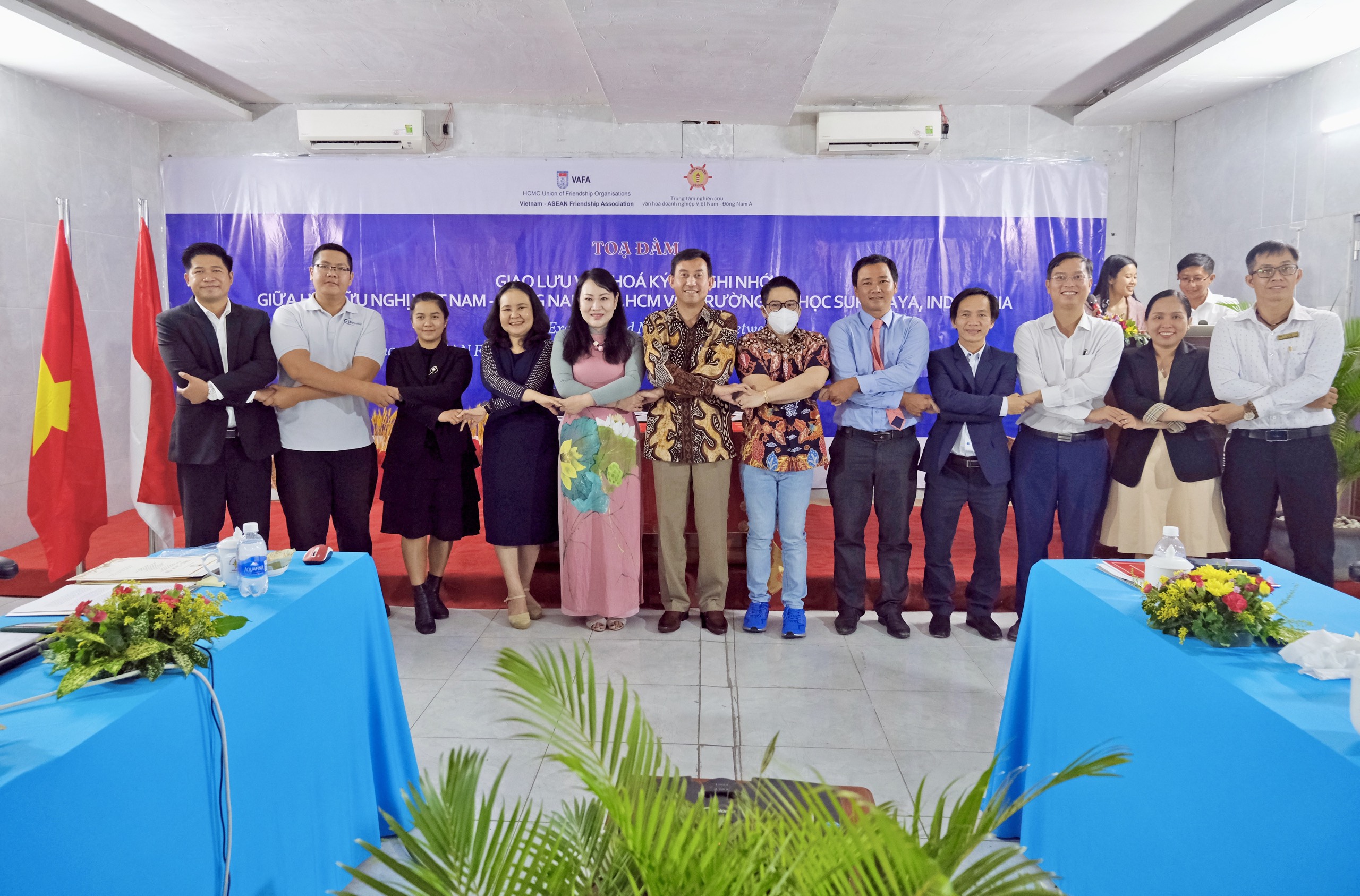 Tọa đàm “Phục hồi kinh tế sau đại đại dịch – cơ hội cho các doanh nghiệp Việt Nam – Indonesia phục hồi mạnh mẽ hơn nữa” và lễ ký kết bản ghi nhớ giữa các chi hội của Hội hữu nghị Việt Nam – Đông Nam Á TP.HCM và Trường Đại học Surabaya – Indonesia